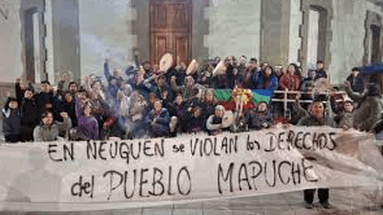 Neuquén: liberaron a grupos mapuches que protestaban en la gobernación