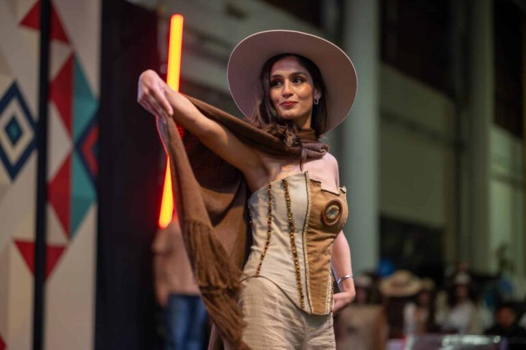 Textiles y joyas que cuentan historias: una pasarela con alma en la Fiesta del Poncho