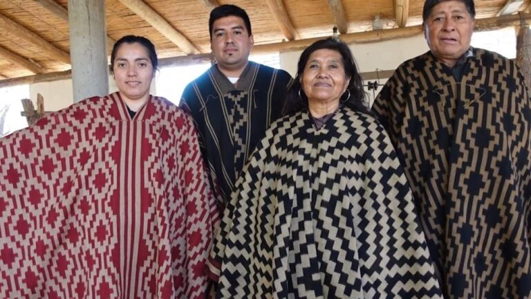 Roxana Amarilla brindó un homenaje a tejedores de Londres, Belén, en la Fiesta del Poncho
