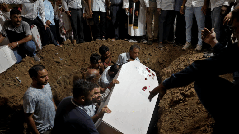 Escándalo tras el desastre aéreo de Air India: familias británicas recibieron ataúdes con cuerpos equivocados