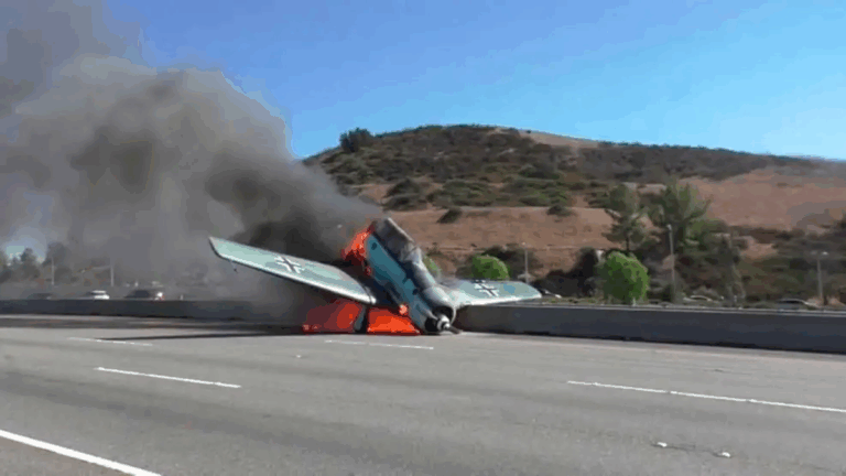 Fatal accidente: una avioneta con dos pasajeros se estrelló en una autopista en Italia