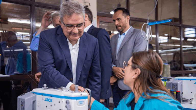 Jalil firmó un decreto para brindar apoyo económico al sector textil de la provincia