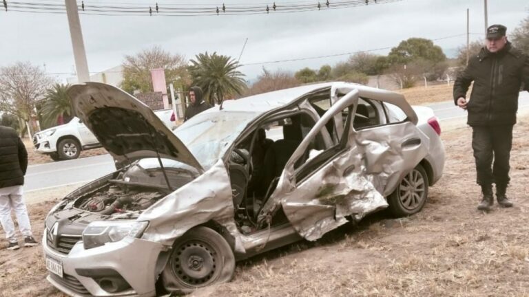 Una pasajera quedó atrapada dentro de un auto en violento choque