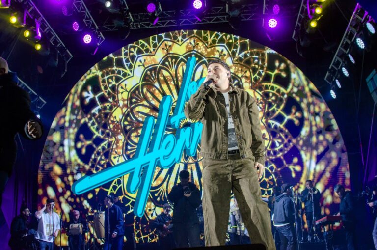 Los Herrera a puro baile en una fiesta para toda la familia en El Patio del Poncho 2025