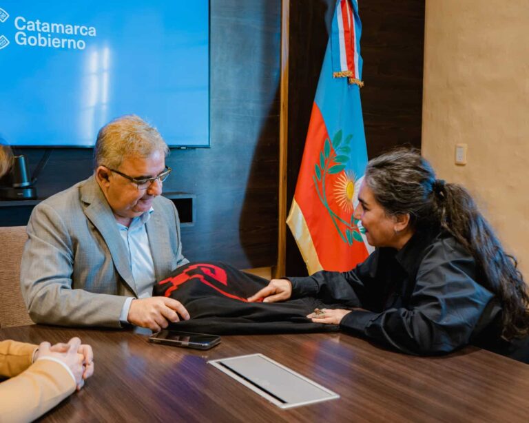 Jalil recibió a Roxana Amarilla, gestora cultural que homenajeó a los tejedores de Londres en el Poncho 2025