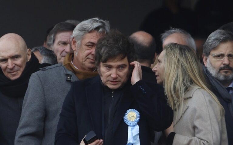 Karina le saca a Santiago Caputo el manejo de los medios públicos