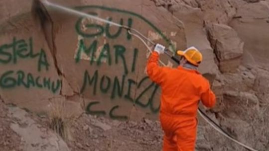 Removieron grafitis en el Dique Potrerillos y los autores enfrentan multas millonarias
