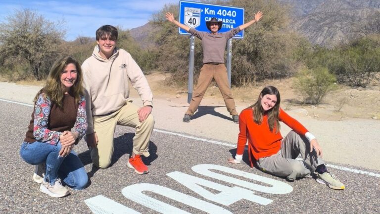 La familia Zapp llegó a Catamarca tras recorrer 102 países en un auto de 1928