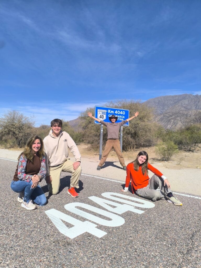 Charla imperdible en Catamarca: la familia Zapp y su viaje por el mundo en un auto de 1928
