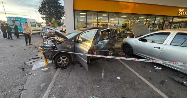 Tragedia en una estación de servicio de San Fernando: un conductor se descompensó, chocó a otro auto y mató a una mujer