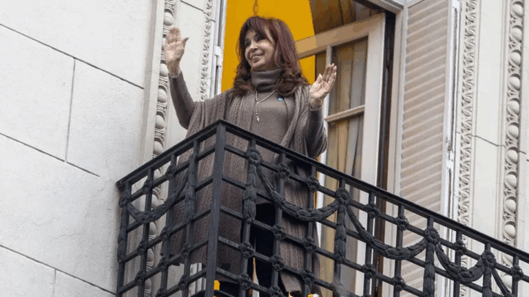 Cristina Kirchner saludó a sus militantes en la inauguración de la unidad básica «Cristina Libre»