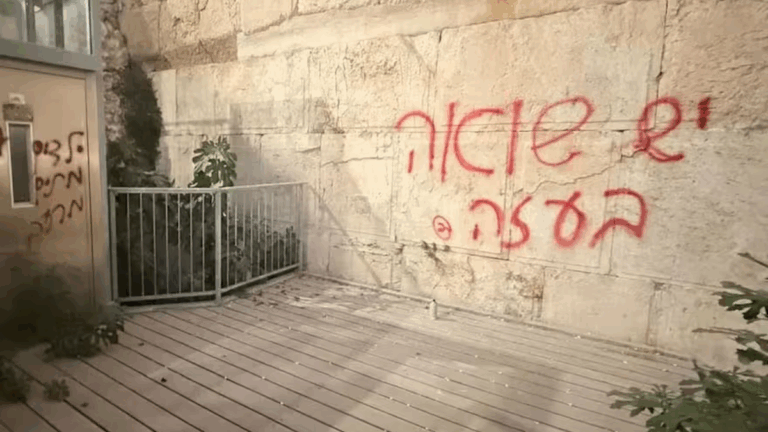 «Hay un holocausto en Gaza»: apareció un grafiti en el Muro de los Lamentos tras el plan de Israel de ocupar Gaza