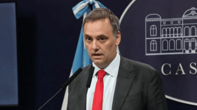 Adorni celebró la suspensión de la entrega de acciones de YPF: «Nunca más»