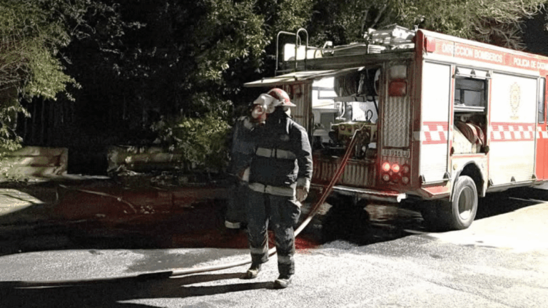 Policía y Bomberos evitan tragedia: incendio controlado y octogenaria a salvo