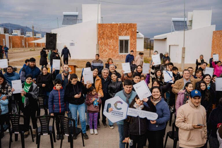 Fiesta doble en Los Varela: aniversario departamental y entrega de 38 viviendas