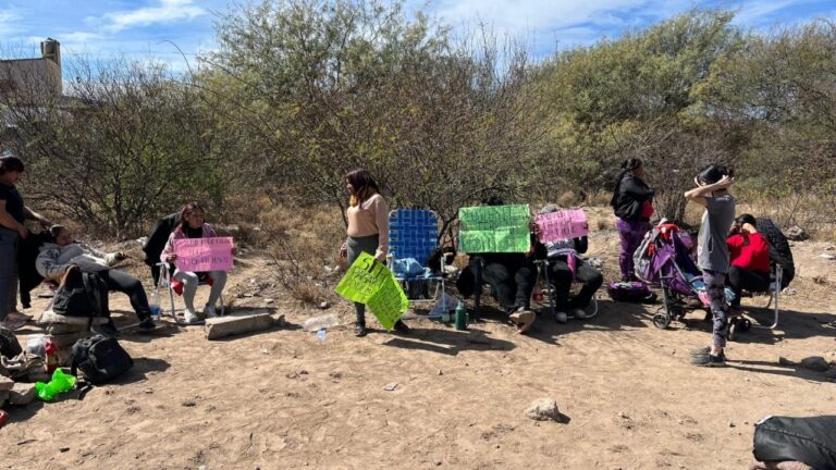 Siguen los reclamos frente a Casa de Gobierno