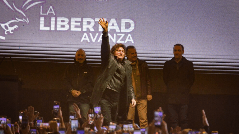 Milei, en el cierre de campaña: «Trataron de acusarnos de chorros y fueron contra mi hermana»