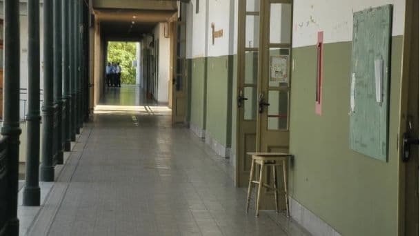 Bronca de padres: la directora de La Fray humilló a alumnas midiendo polleras frente a sus compañeros