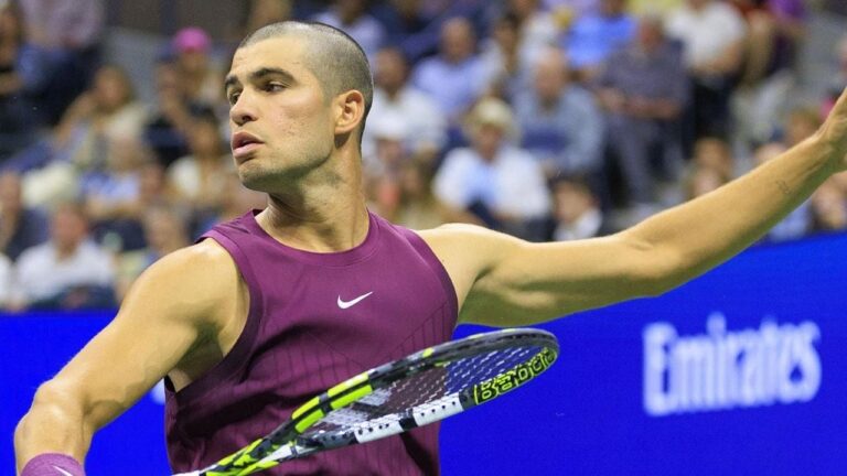 Alcaraz venció a Djokovic en sets corridos y jugará la final