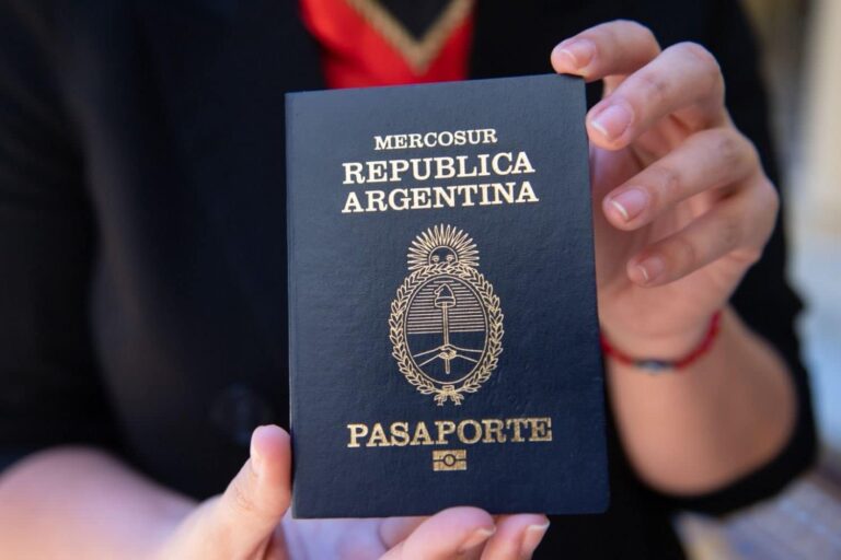 Alerta pasaportes: piden devolver una serie por una falla invisible en la tinta