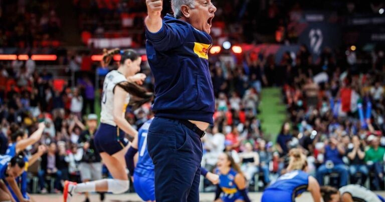 Con 73 años, el argentino Julio Velasco volvió a sacar campeón a Italia