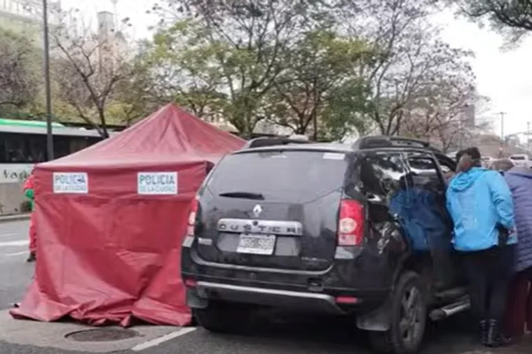 Un hombre murió en plena 9 de Julio mientras manejaba su auto