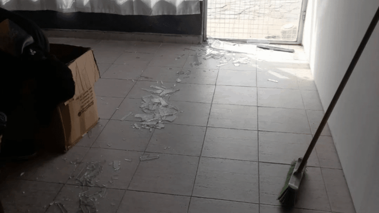 Emprendimiento familiar afectado por vandalismo: vidrio roto y daños por pelea en la vía pública