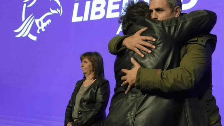 Javier Milei compartió en redes una foto abrazando a Martín Menem