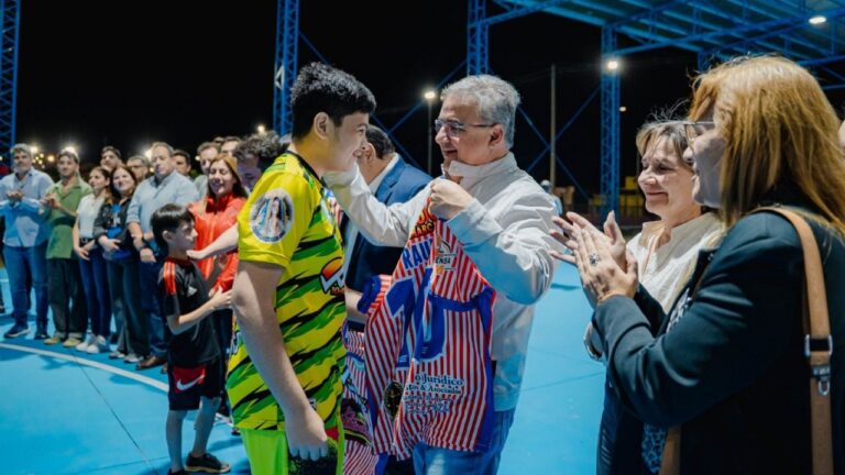 Inauguración oficial: la familia de El Auténtico ya disfruta de su nueva cancha multideportiva