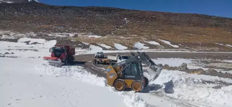 Reabren el Paso de San Francisco: Vialidad trabaja contra reloj para despejar la nieve en Ruta 60