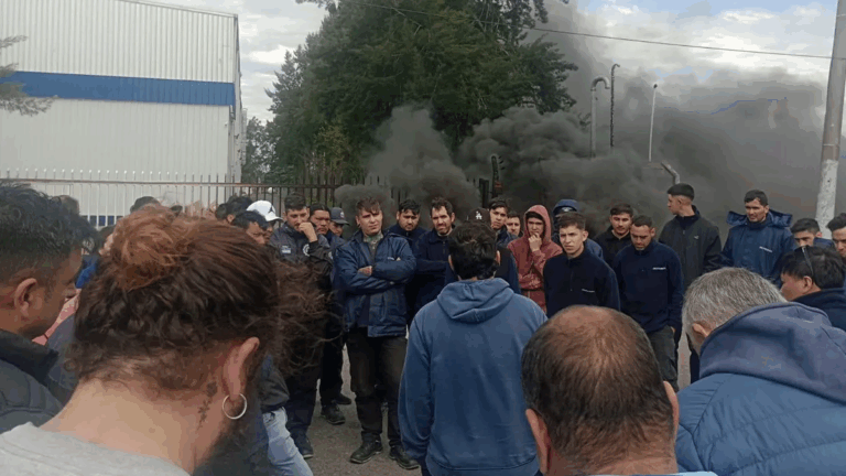 Cerró una importante fábrica de motos y acusan al intendente libertario vinculado a la firma