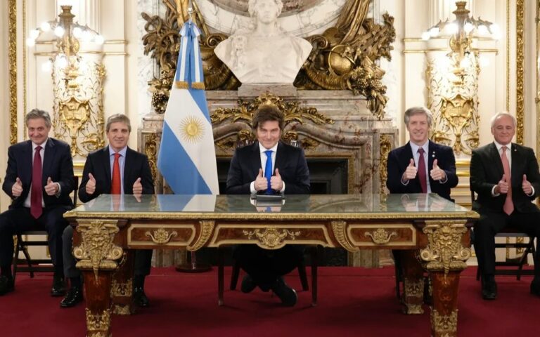 El Gobierno modificó el presupuesto vigente con más recursos para el pago de salarios y deuda