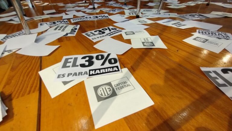 Trabajadores de ATE irrumpieron en la Dirección Electoral y volantearon el 3% para Karina