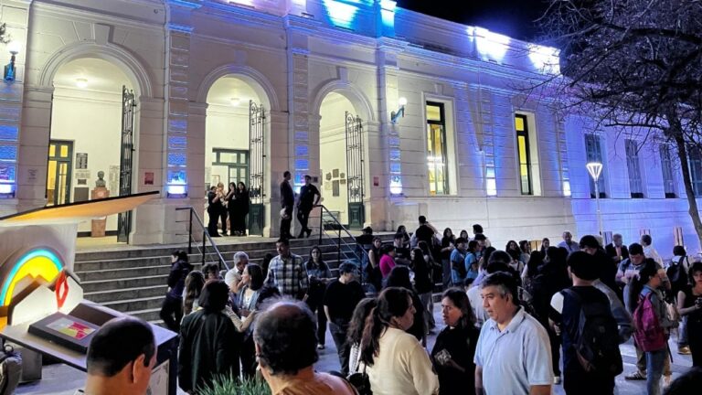 La UNCA se sumó al apagón de luces contra los vetos de Milei