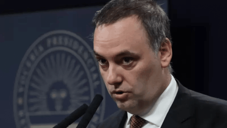 Suspender sueldos, subir el IVA y recortar planes sociales: las polémicas alternativas de Adorni