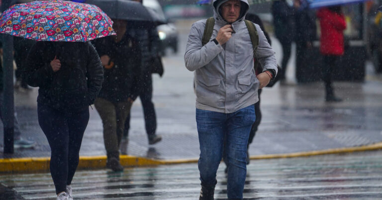 Luego de que el cielo se pusiera «negro», diluvia sobre la Ciudad de Buenos Aires y el conurbano: hasta cuándo seguirán las lluvias