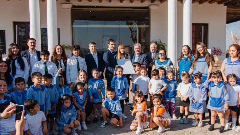 300 escuelas rurales de la provincia recibirán antenas para acceder a internet