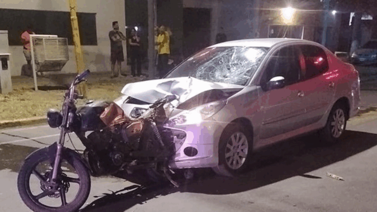 Un motociclista murió tras chocar con un auto en avenida Presidente Castillo