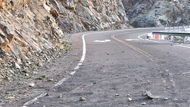 Por desprendimientos, transitar con precaución en Quebrada Las Angosturas