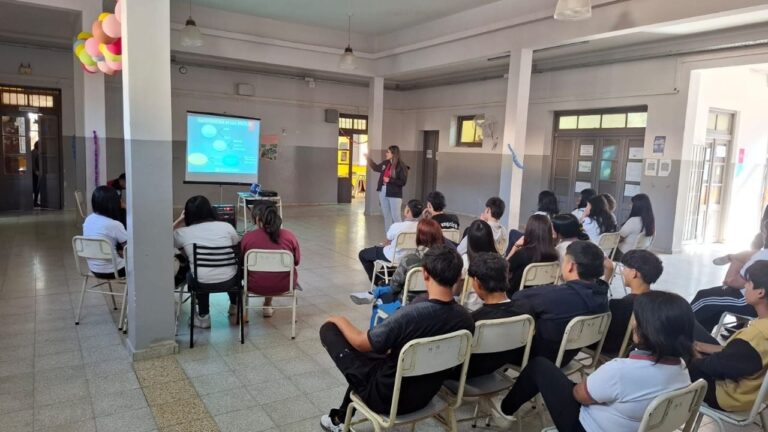 Policía capacita sobre drogas en Fray Mamerto Esquiú