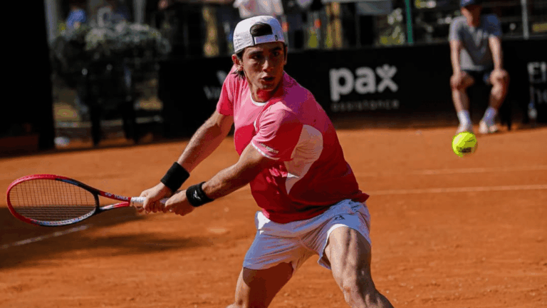 Manu La Serna, uno de los jóvenes señalados para llevar la bandera del tenis argentino