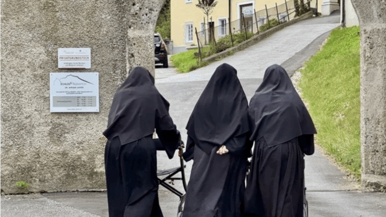 Tres monjas octogenarias se fugaron del geriátrico y ahora son okupas en su antiguo monasterio