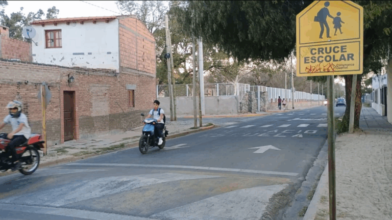 Motociclista atropelló a una alumna a la salida de la Escuela San José Obrero