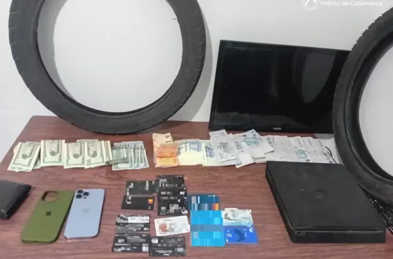 Detuvieron a dos jóvenes con más de $2 millones, un iPhone y tarjetas de crédito en la Capital