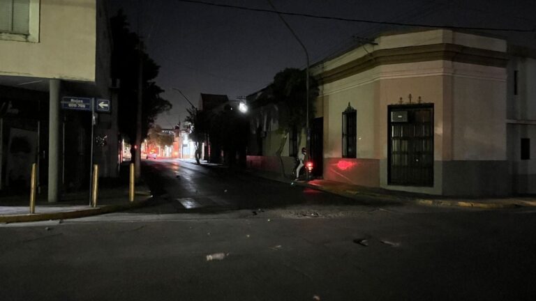 El viento Zonda ya se hace sentir en el Valle Central con fuertes ráfagas y hay barrios sin luz