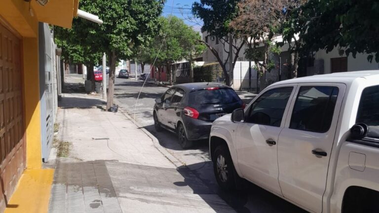 Piden solución inmediata por cable caído en la vía pública