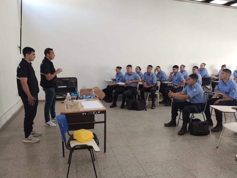 Peritos de la Dirección de Criminalística capacitaron a alumnos cadetes