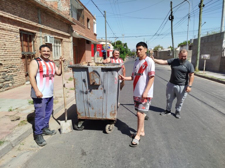 Se pusieron la 10: vecinos e hinchas de Villa Cubas limpiaron las calles tras el zonda