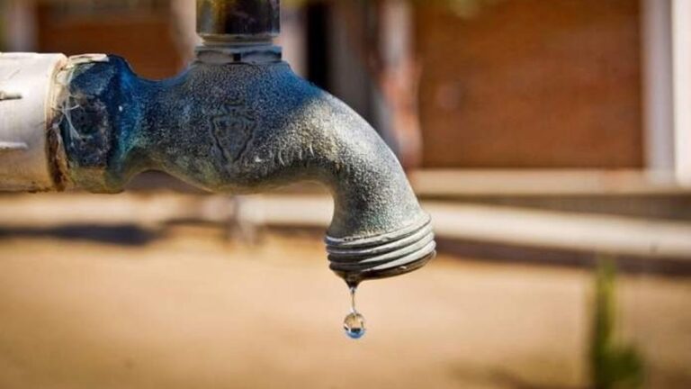 Vecinos de la Capital, sin agua hace días y sin respuesta de la empresa