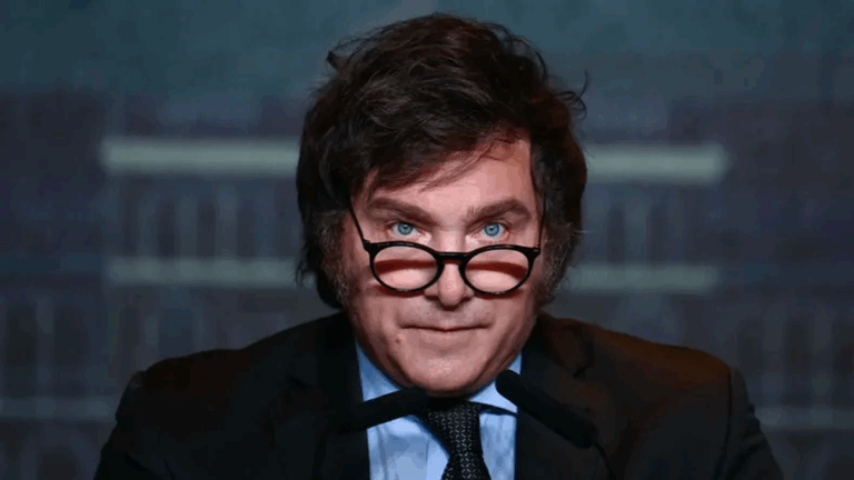 Javier Milei desestimó las críticas por la venta de dólares para contener el valor de la divisa